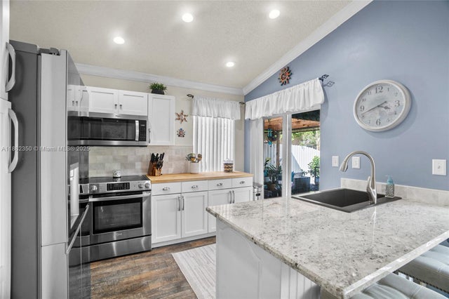 5 of 40 - 17707 Sw 142nd Ct, Miami, FL