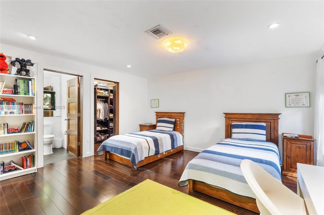 4 of 15 - 560 Sabal Palm Rd, Miami, FL