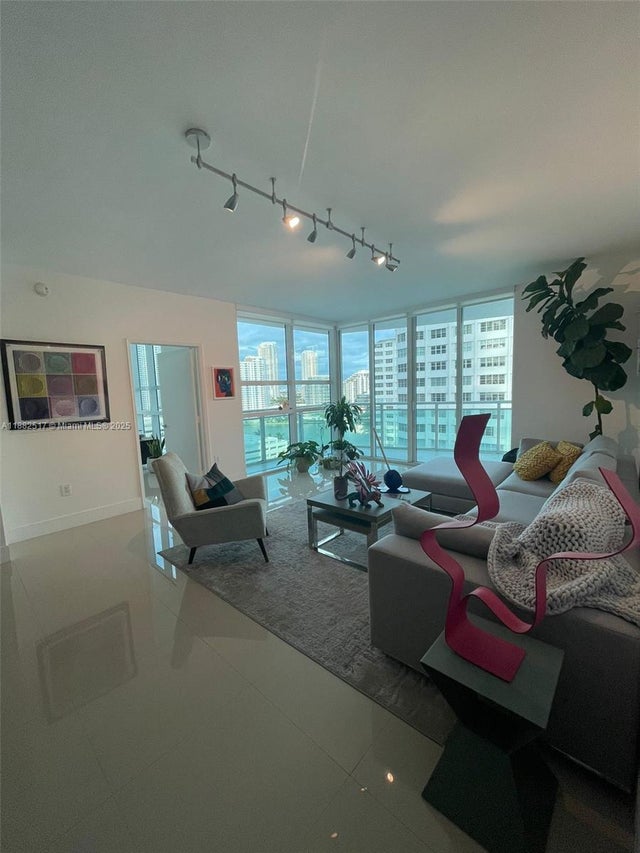 2 of 3 - 950 Brickell Bay Dr 1210, Miami, FL