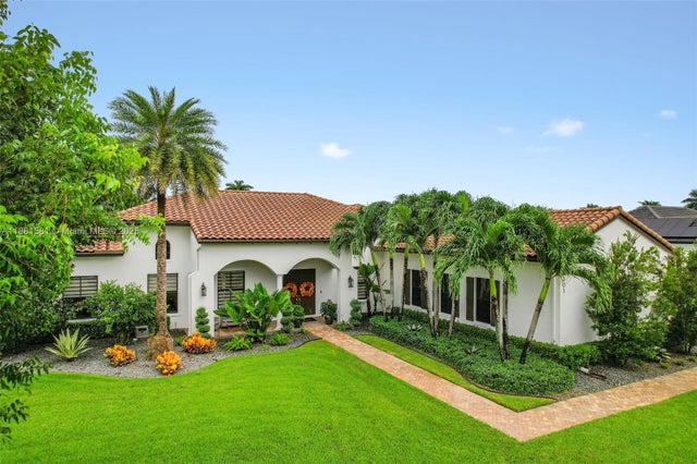 1 of 74 - 10501 N Camelot Cir, Davie, FL