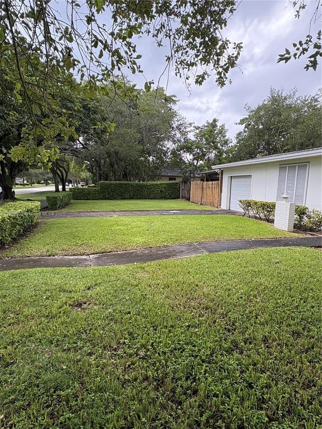 4 of 5 - 8285 Sw 104th St, Miami, FL