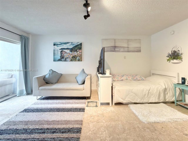 2 of 20 - 221 Meridian Ave 211, Miami Beach, FL