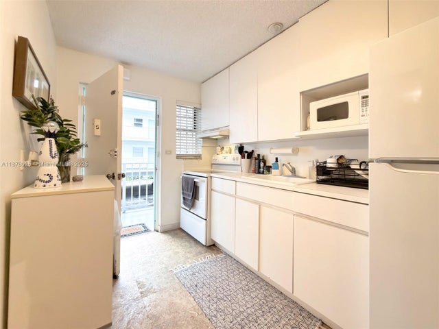 4 of 20 - 221 Meridian Ave 211, Miami Beach, FL