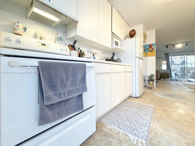 5 of 20 - 221 Meridian Ave 211, Miami Beach, FL