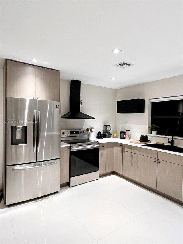 3 of 56 - 808 Sw 29th St, Fort Lauderdale, FL