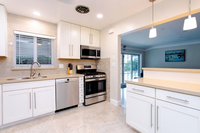 4 of 41 - 809 S 17th Ave, Hollywood, FL