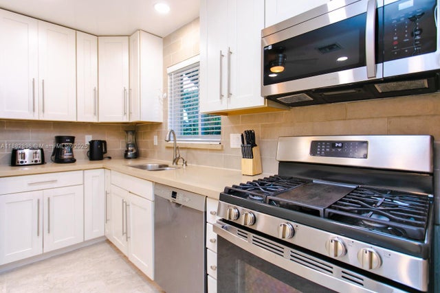 5 of 41 - 809 S 17th Ave, Hollywood, FL