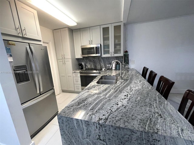 1 of 25 - 5103 Nw 35th St 402, Lauderdale Lakes, FL