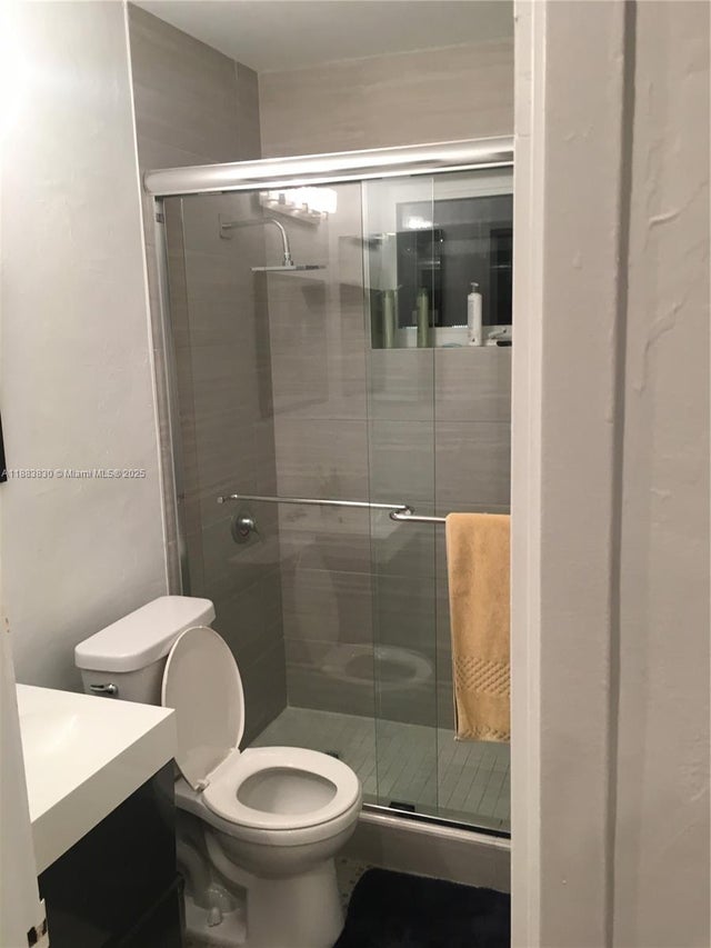 4 of 5 - 158 Ocean Dr 407, Miami Beach, FL