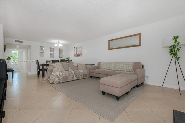5 of 28 - 150 Lakeview Dr 205, Weston, FL