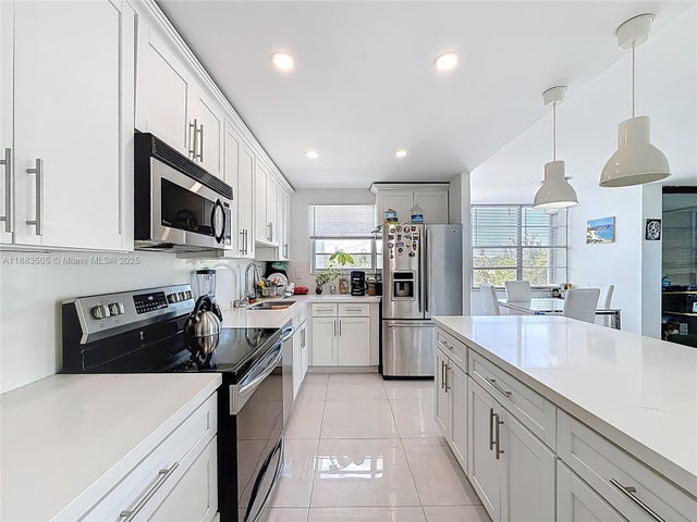 2 of 39 - 2751 Taft St 304, Hollywood, FL
