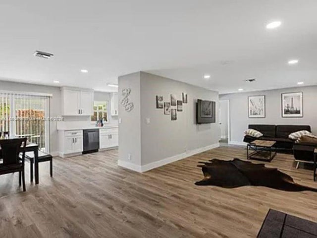 2 of 16 - 4260 Nw 19th Ave, Oakland Park, FL