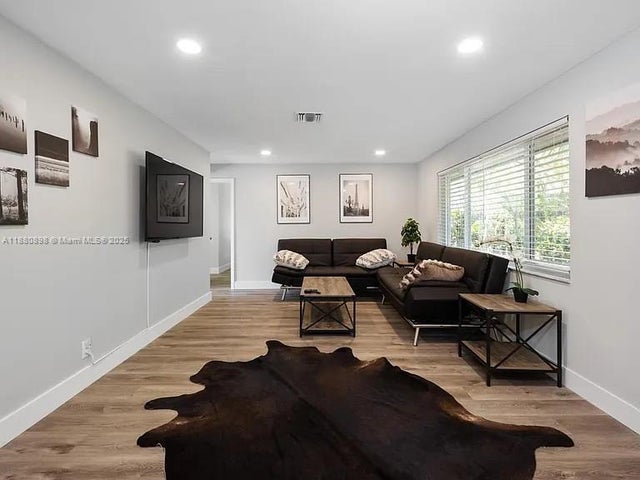 3 of 16 - 4260 Nw 19th Ave, Oakland Park, FL