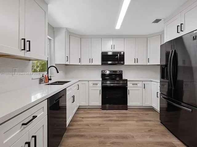 5 of 16 - 4260 Nw 19th Ave, Oakland Park, FL