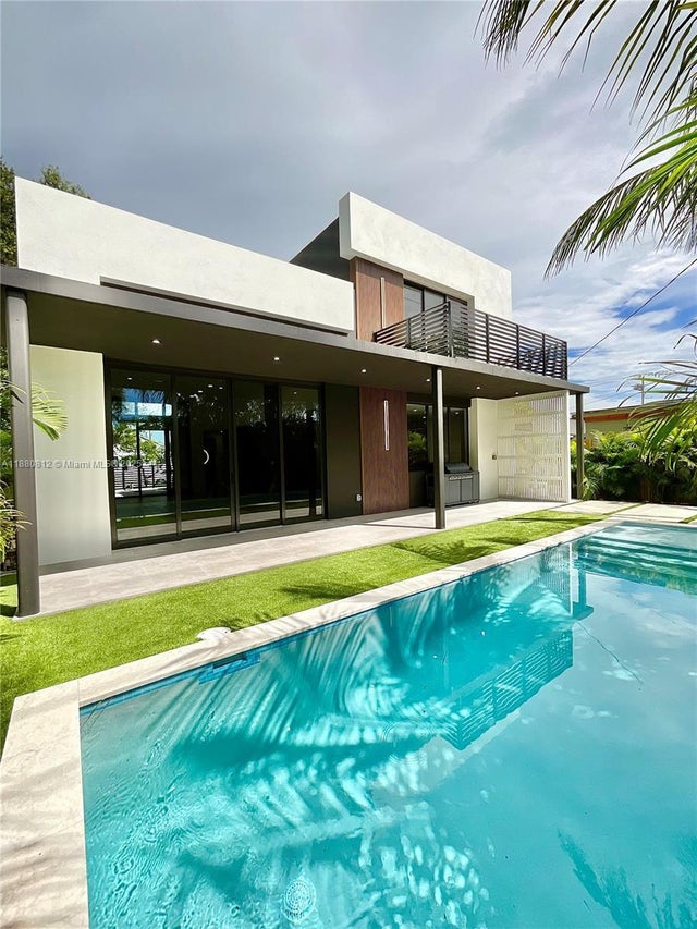1 of 40 - 536 Nw 48th St, Miami, FL