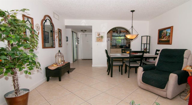 4 of 15 - 8300 Sunrise Lakes Blvd 206, Sunrise, FL