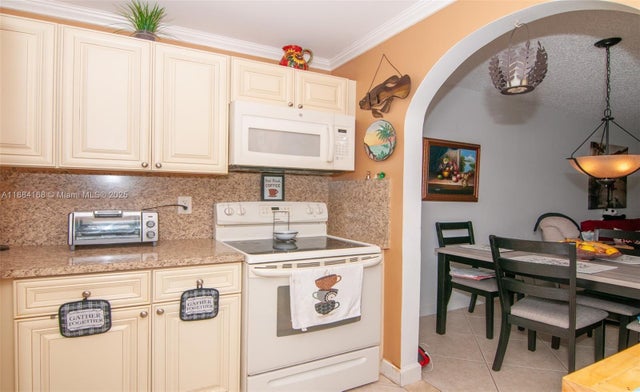 5 of 15 - 8300 Sunrise Lakes Blvd 206, Sunrise, FL