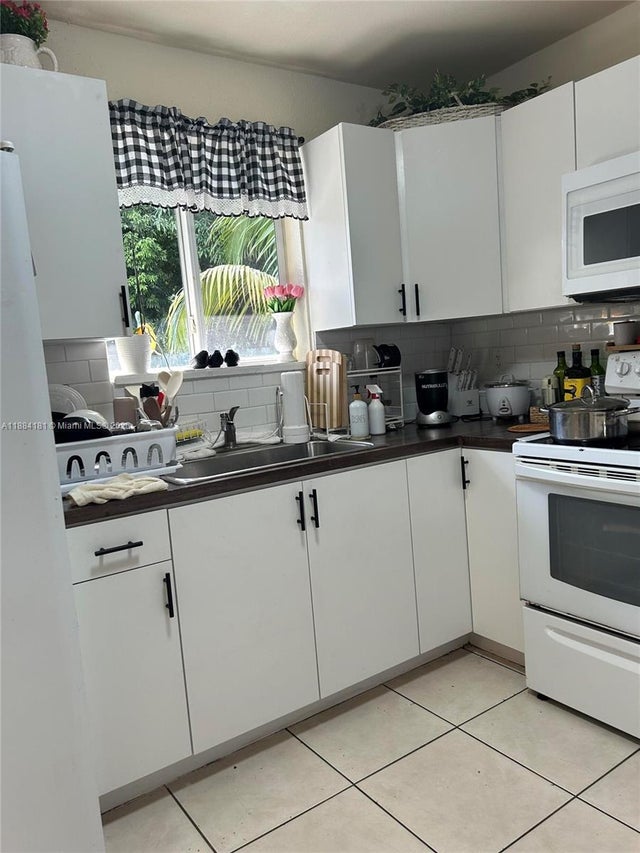 4 of 24 - 3046 Nw 66th St, Miami, FL