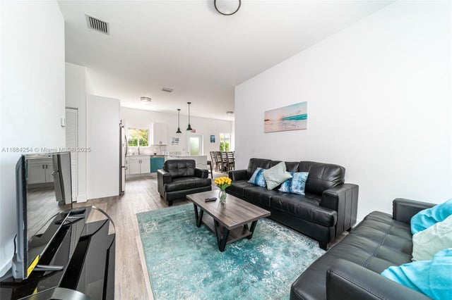 4 of 15 - 112 Nw 10th St, Hallandale Beach, FL
