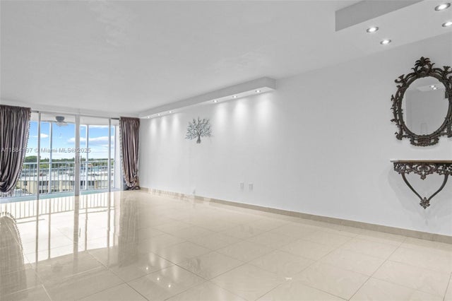 4 of 30 - 1750 Ne 191st St 700-1, Miami, FL