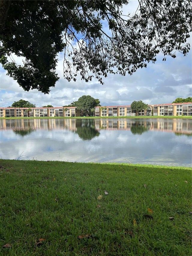 3 of 5 - 6011 Coral Lake Dr 111, Margate, FL