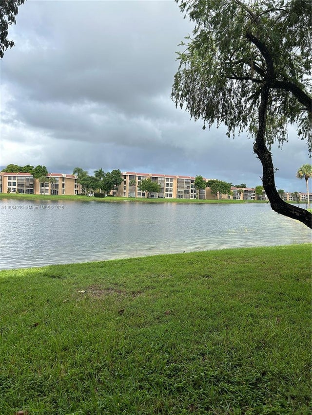 4 of 5 - 6011 Coral Lake Dr 111, Margate, FL