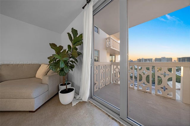 5 of 25 - 1020 Meridian Ave 816, Miami Beach, FL