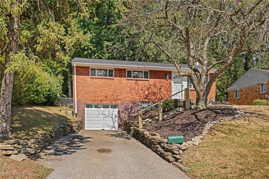 832 Maplewood Drive, Castle Shannon