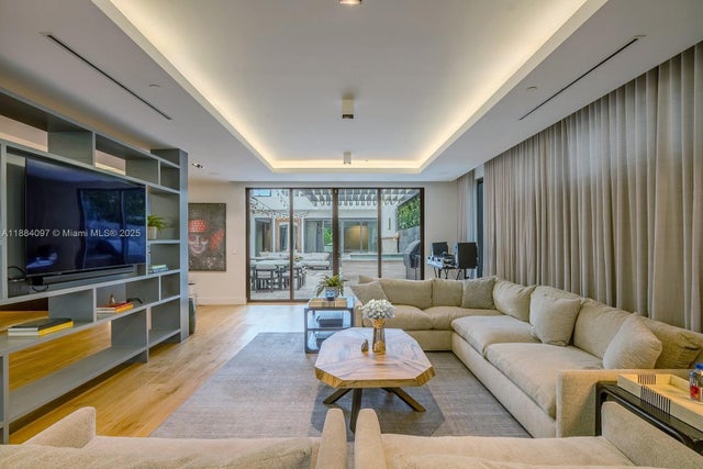 1 of 28 - 350 Meridian Ave Ph, Miami Beach, FL