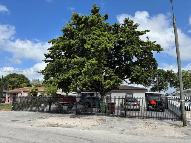3 of 11 - 825 E 9th Ln, Hialeah, FL