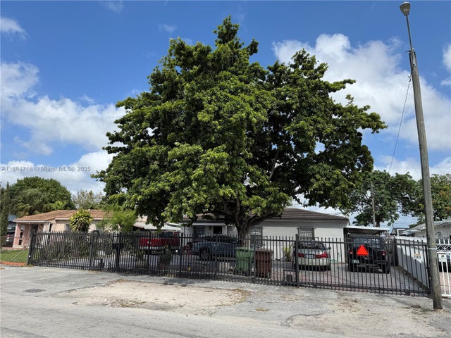 4 of 11 - 825 E 9th Ln, Hialeah, FL