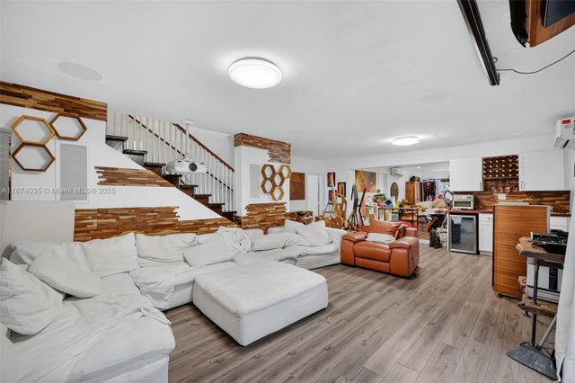 1 of 34 - 1643 Ne 8th Ave, Fort Lauderdale, FL