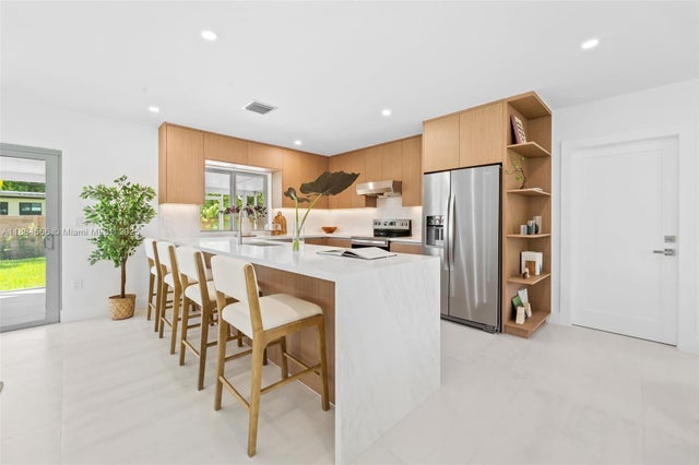 4 of 29 - 6320 Sw 62nd Ter, South Miami, FL