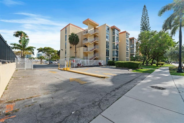 1 of 35 - 200 172nd St 108, Sunny Isles Beach, FL