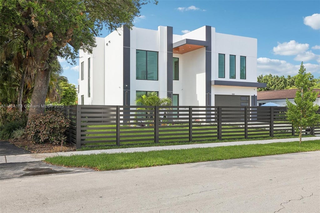 9330 Sw 34th St, Miami