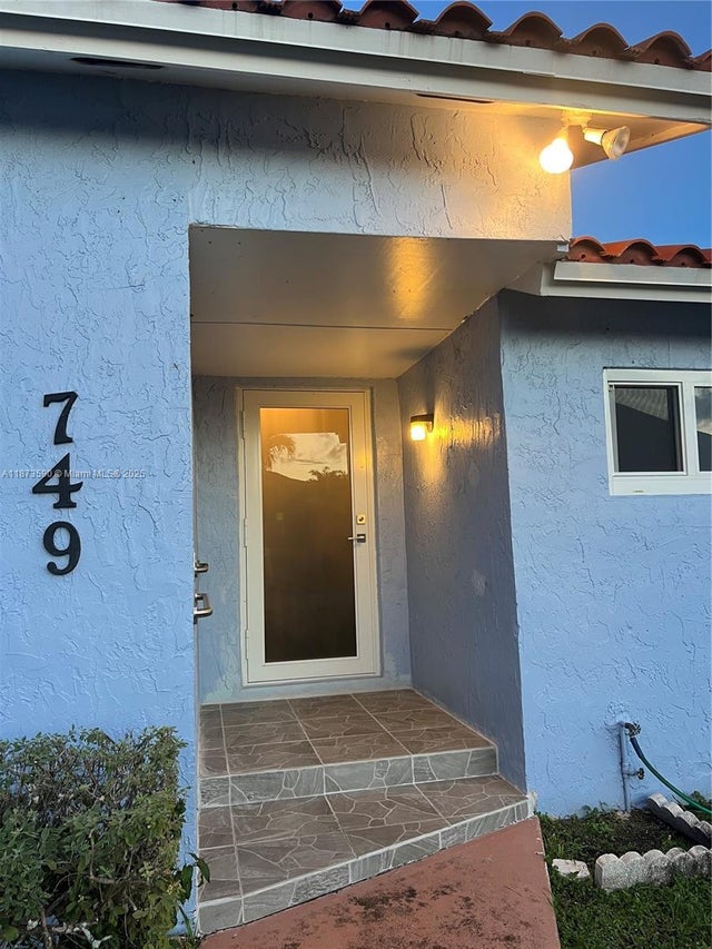 2 of 17 - 749 Sw 99th Ct Cir, Miami, FL