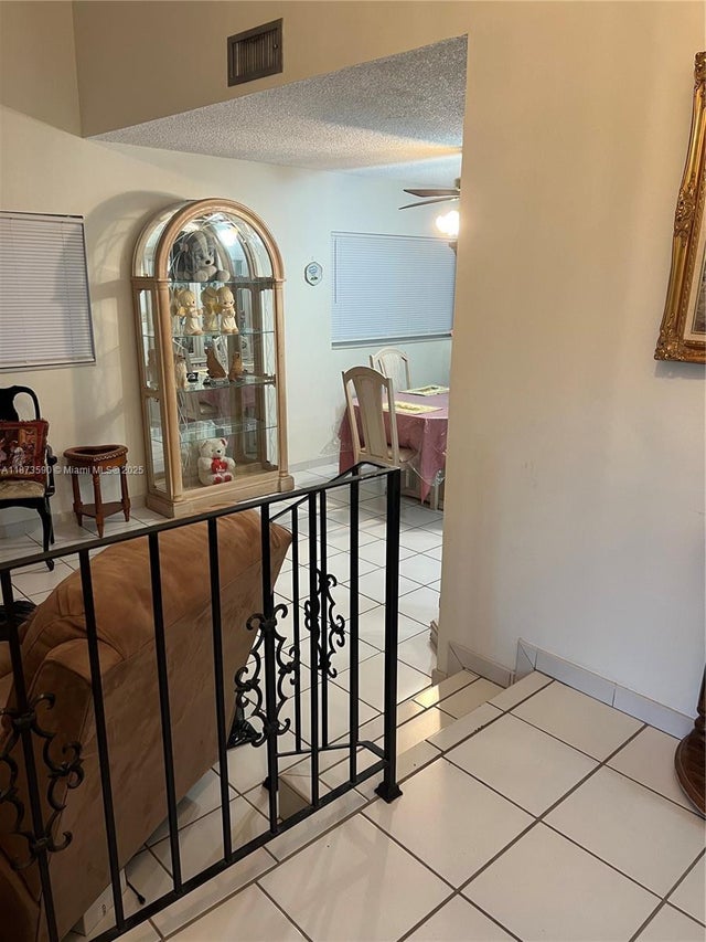 4 of 17 - 749 Sw 99th Ct Cir, Miami, FL