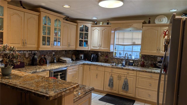 3 of 34 - 900 W 50th Pl, Hialeah, FL