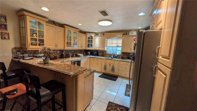 4 of 34 - 900 W 50th Pl, Hialeah, FL