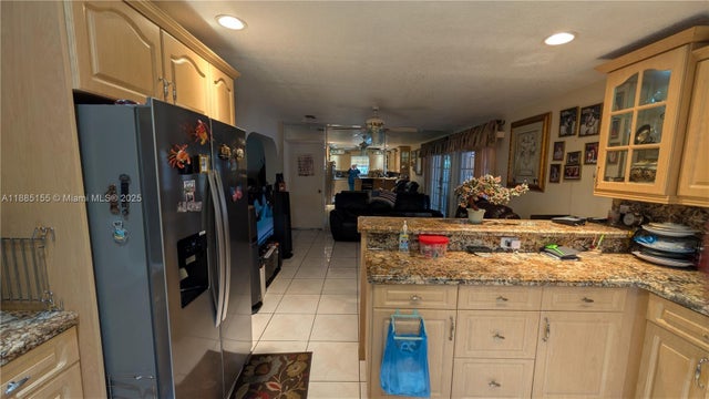 5 of 34 - 900 W 50th Pl, Hialeah, FL