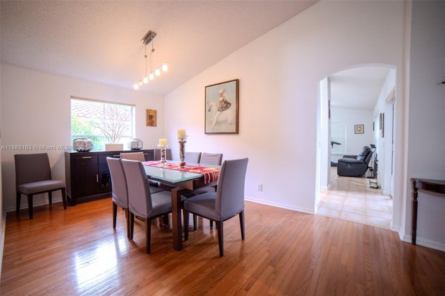 5 of 32 - 667 Carrington Ln, Weston, FL