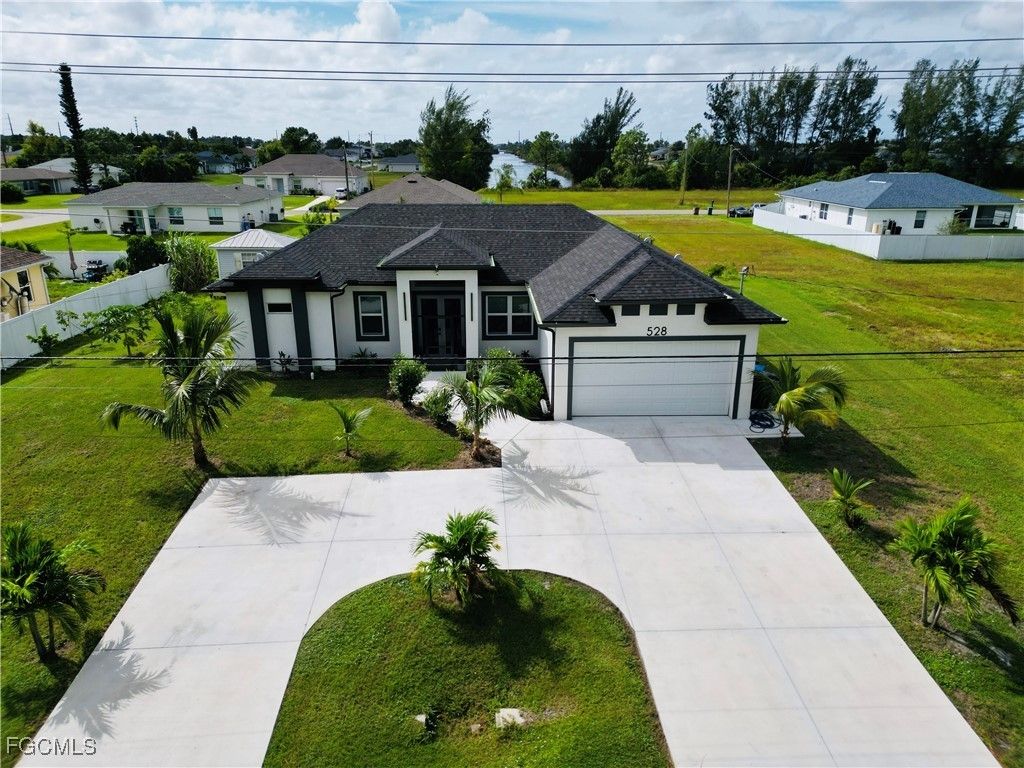 528 Jacaranda Pkwy E, CAPE CORAL