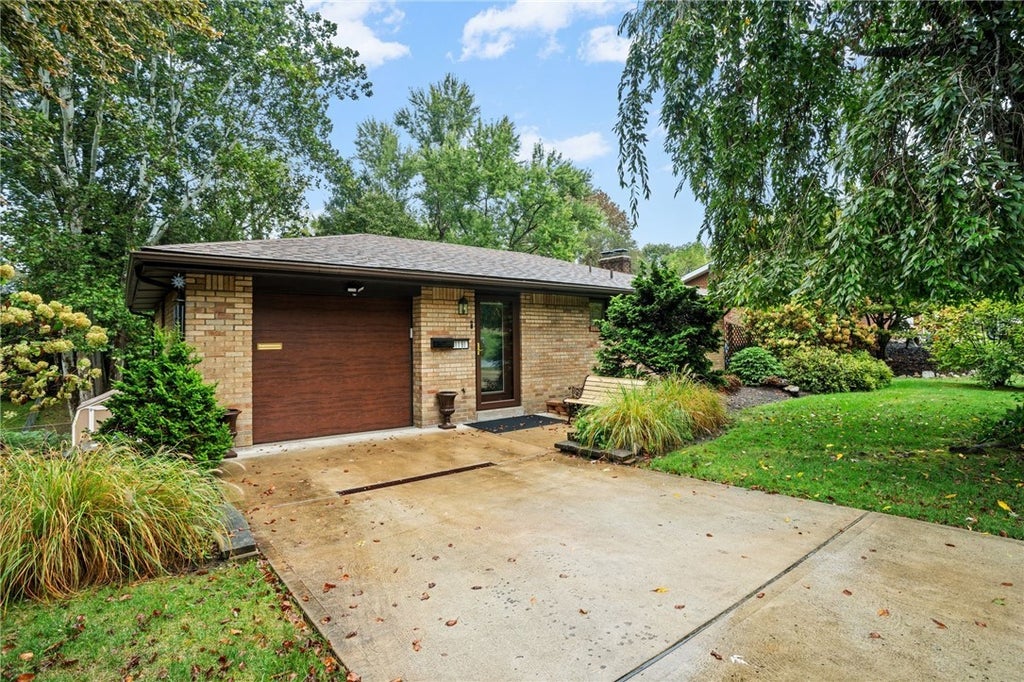 1191 Saint Vincent Drive, Monroeville