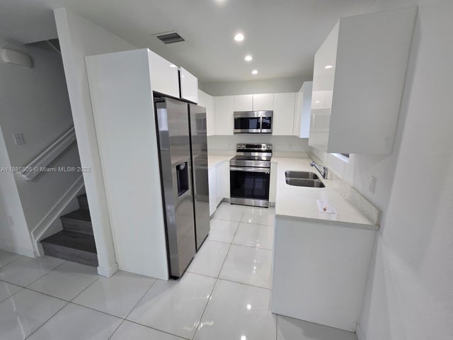 5 of 16 - 2771 Nw 43rd Ter, Miami, FL