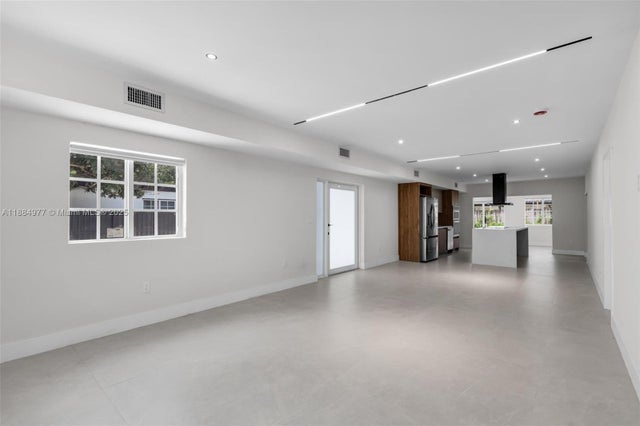4 of 30 - 323 Nw 104th Ter, Miami, FL