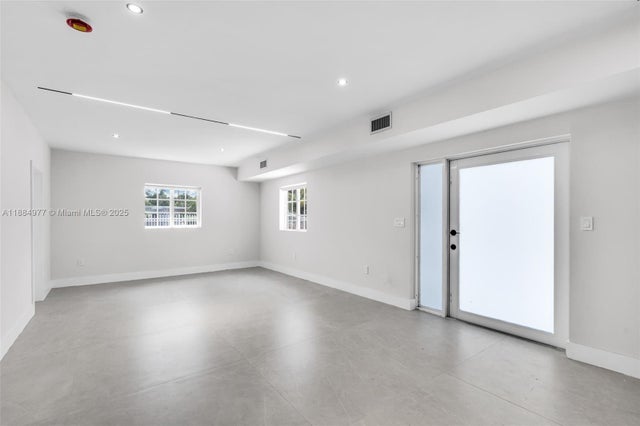 5 of 30 - 323 Nw 104th Ter, Miami, FL
