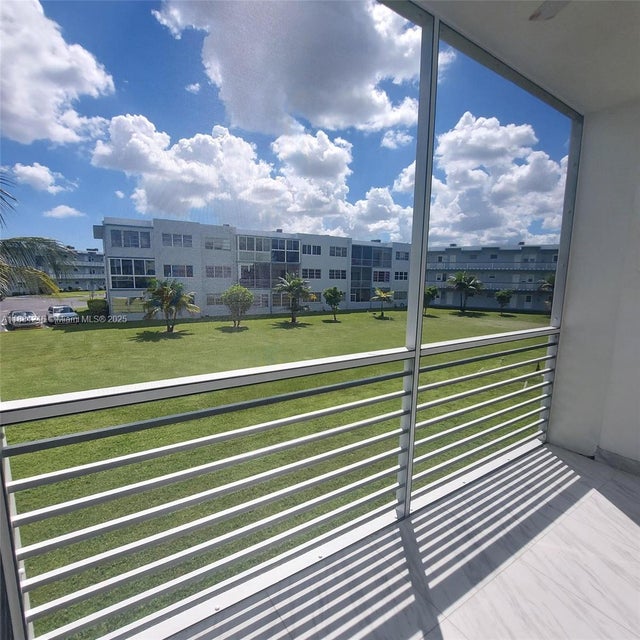 1 of 44 - 2300 Park Ln 211, Hollywood, FL