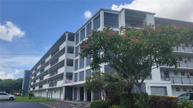 1 of 32 - 950 Hillcrest Dr 302, Hollywood, FL