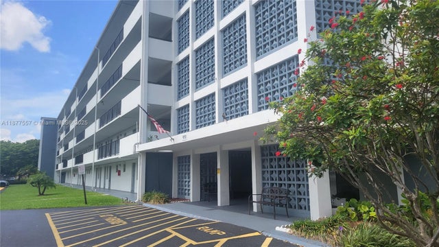 2 of 32 - 950 Hillcrest Dr 302, Hollywood, FL