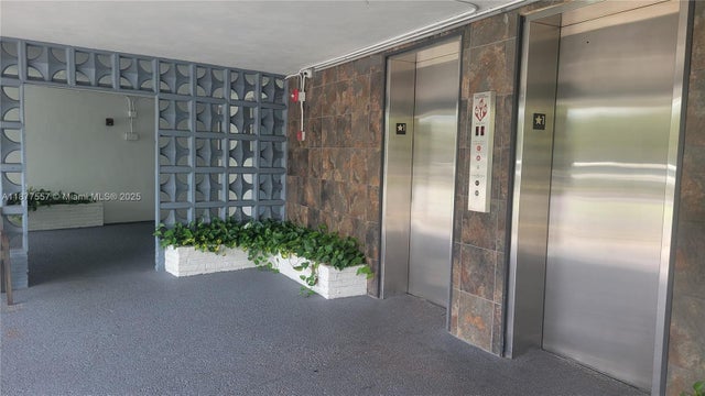 3 of 32 - 950 Hillcrest Dr 302, Hollywood, FL